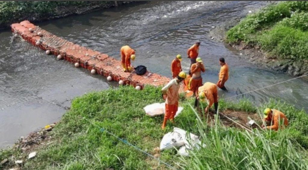 Dinas Lingkungan Hidup (DLH) Kabupaten Bekasi melalui UPTD II memasang kubus apung di Kali Cijambe Kecamatan Tambun Selatan.