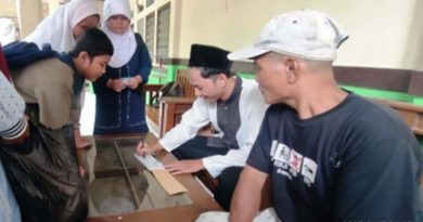 ZAKAT FIRAH : Salah satu siswa SDN Wanasari 01 Cibitung tengah menunaikan zakat fitrah di sekolah yang dikumpulkan dan dikelola melalui unit pengumpul zakat (UPZ) sekolah.