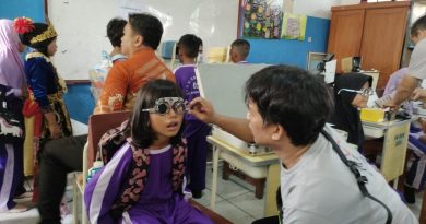 PT Vision Ease Asia menggelar pemeriksaan mata dan pembagian kacamata gratis