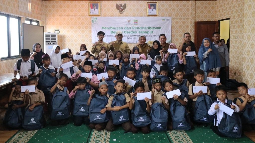 Badan Amil Zakat Nasional (Baznas) Kabupaten Bekasi menyalurkan bantuan pendidikan melalui program Bekasi Cerdas tahap II di wilayah utara Kecamatan Muaragembong.