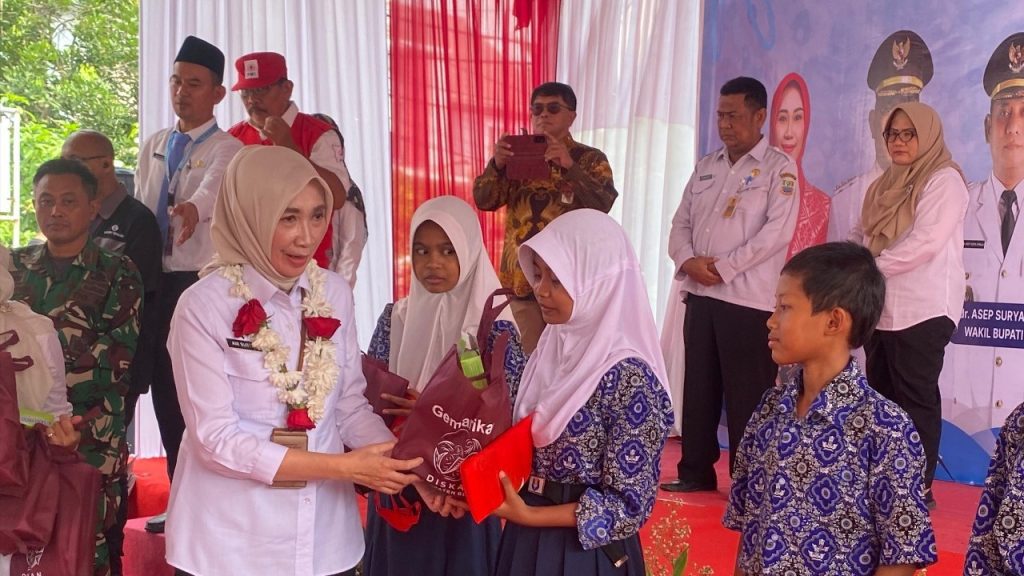 Asisten Perekonomian dan Pembangunan (Asda II) Kabupaten Bekasi, Ani Gustini, menghadiri acara Sosialisasi Gemar Makan Ikan (Gemarikan) yang dilaksanakan di Masjid Al-Kautsar, Metland Cibitung, Desa Cibuntu, Kecamatan Cibitung, pada Rabu (8/10/2025).