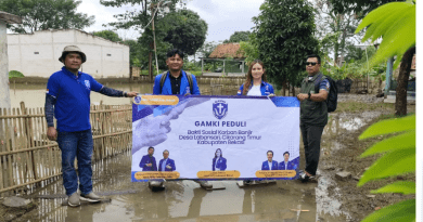 Dewan Pimpinan Cabang Gerakan Angkatan Muda Kristen Indonesia (GAMKI) Kabupaten Bekasi turun tangan dalam kegiatan ‘GAMKI Peduli‘ membantu korban bencana banjir di Desa Labansari, Cikarang Timur.