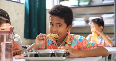 Siswa SDN Wanasari 02 Kecamatan Cibitung, tengah menyantap makan siang program Makan Bergizi Gratis