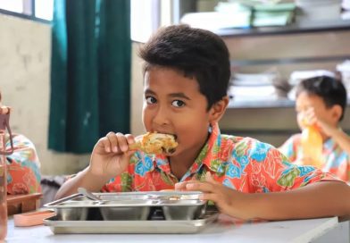 Siswa SDN Wanasari 02 Kecamatan Cibitung, tengah menyantap makan siang program Makan Bergizi Gratis