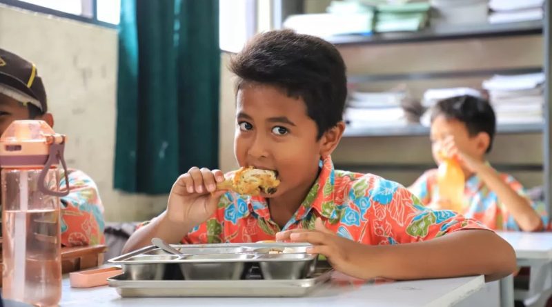 Siswa SDN Wanasari 02 Kecamatan Cibitung, tengah menyantap makan siang program Makan Bergizi Gratis