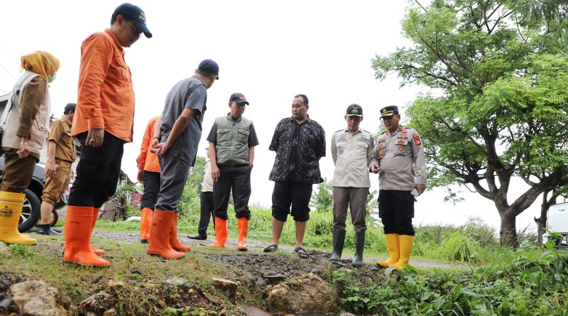 Sekretaris Daerah Kabupaten Bekasi Endin Samsudin didampingi Kalak BPBD Kabupaten Bekasi Muchlis serta Kepala Dinas SDA-BMBK Henri Lincol