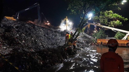 Tragedi di Bantargebang: Longsor Gunung Sampah Tewaskan Sopir Truk dan Warga