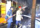 Tiga Unit Mobil Damkar Dikerahkan Padamkan Kebakaran Gedung Pasar Ramayana