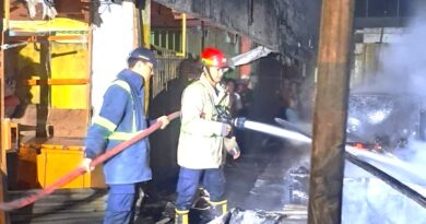 Tiga Unit Mobil Damkar Dikerahkan Padamkan Kebakaran Gedung Pasar Ramayana