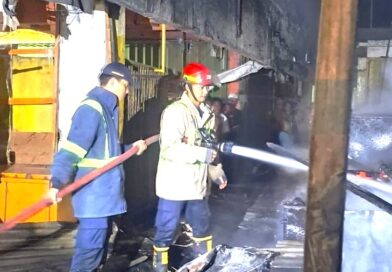 Tiga Unit Mobil Damkar Dikerahkan Padamkan Kebakaran Gedung Pasar Ramayana