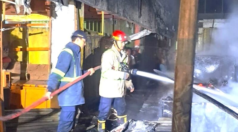 Tiga Unit Mobil Damkar Dikerahkan Padamkan Kebakaran Gedung Pasar Ramayana