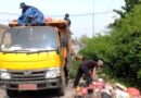 UPTD Wilayah II Kerahkan Armada Bersihkan Sampah Liar di Exit Tol Gabus