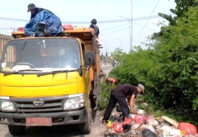 UPTD Wilayah II Kerahkan Armada Bersihkan Sampah Liar di Exit Tol Gabus