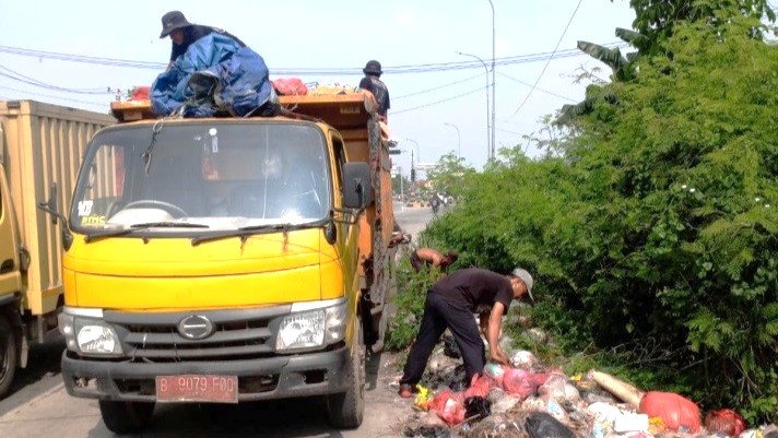 UPTD Wilayah II Kerahkan Armada Bersihkan Sampah Liar di Exit Tol Gabus
