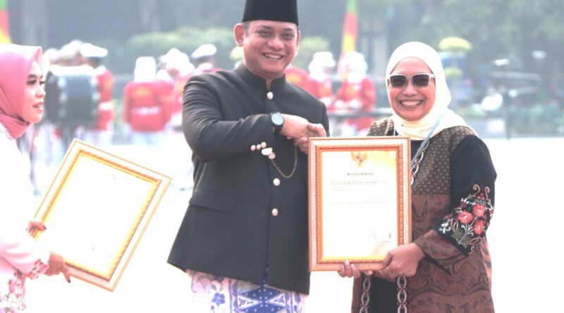 Aktif Dukung Program Pembangunan Daerah, CCEP Raih Penghargaan dari Pemkab Bekasi